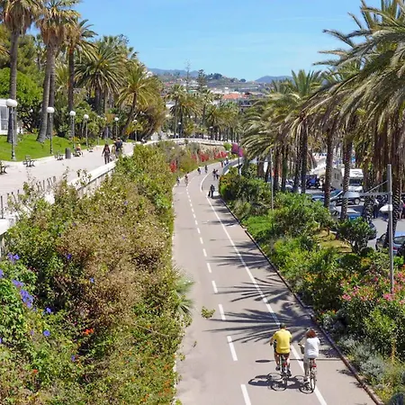 1 Bedroom Lovely In سانريمو